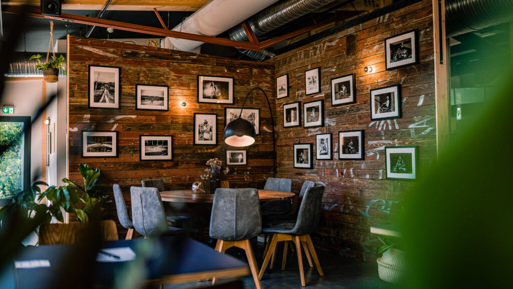 Das Deus Restaurant bietet viel Platz und kann als einzigartige Eventlocation für private Anlässe oder Firmenfeiern gemietet werden