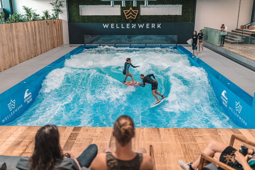 zwei surfer gleichzeitig auf einer Welle