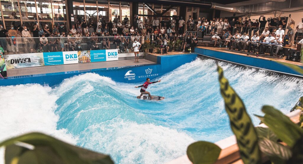 Deutsche Meisterschaft Indoor Surfen im Wellenwerk mit Gästen auf der Tribüne