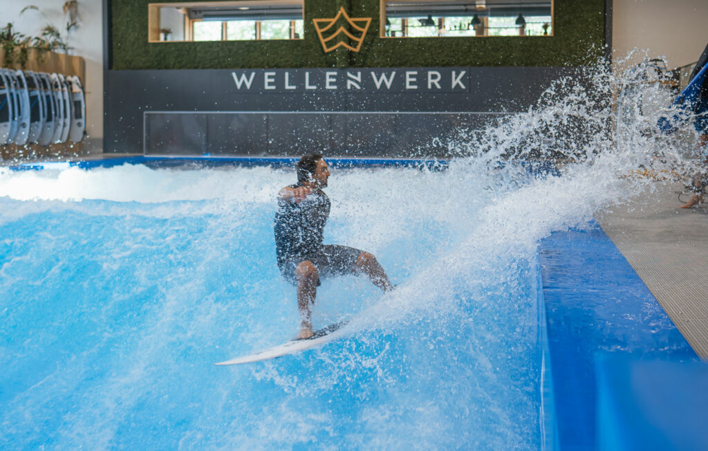 Profi Surfer surft auf künstlicher welle
