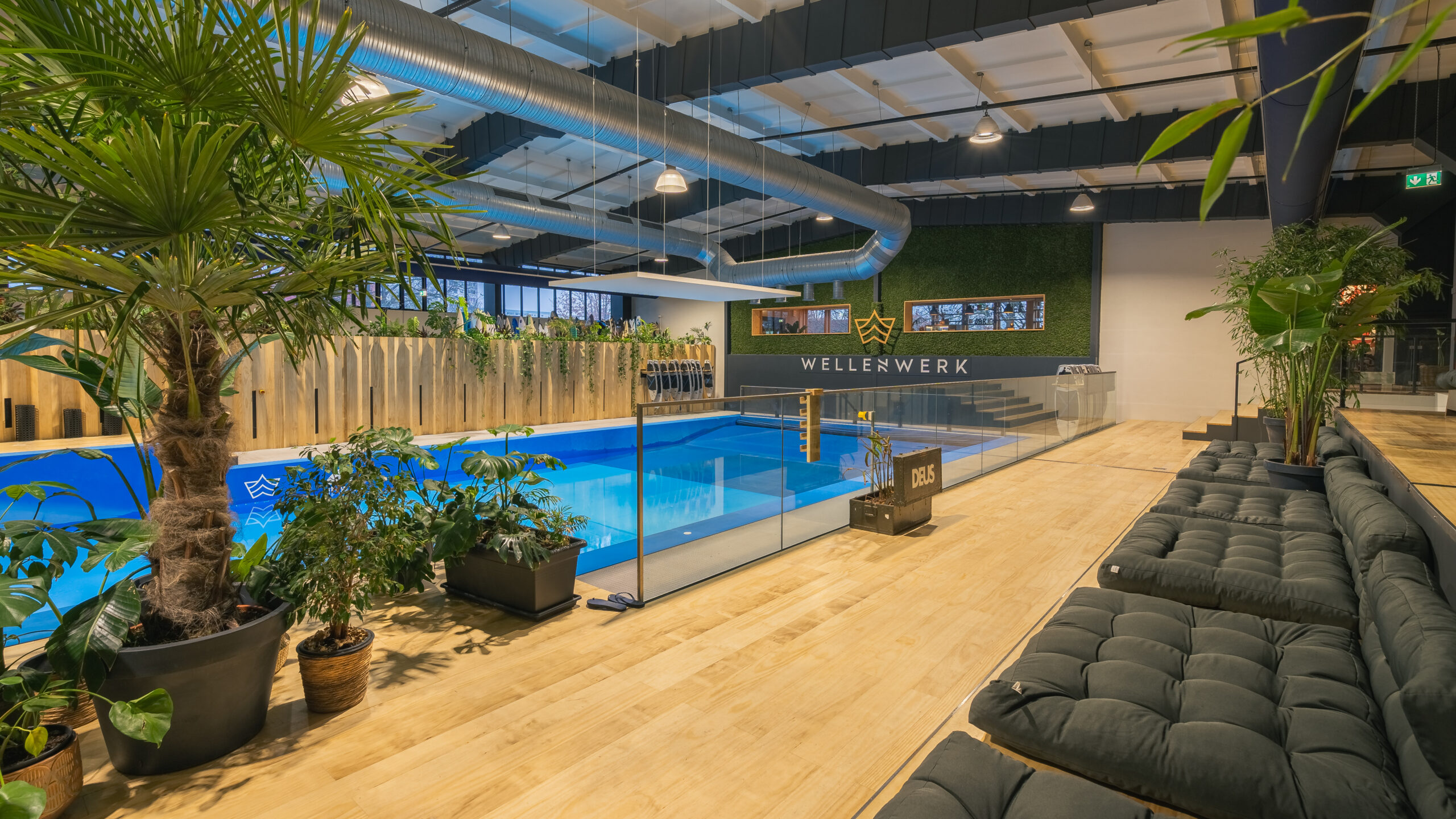 einzigartige Eventlocation Surfhalle Innenansicht mit Becken und künstlicher Welle