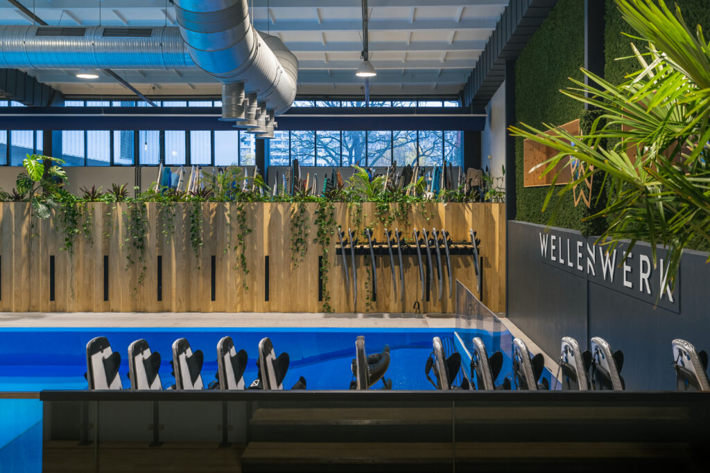 Innenansicht Surfhalle mit vielen grünen Pflanzen