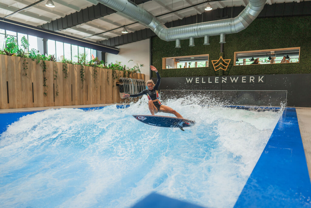 Indoor shop wave surfing