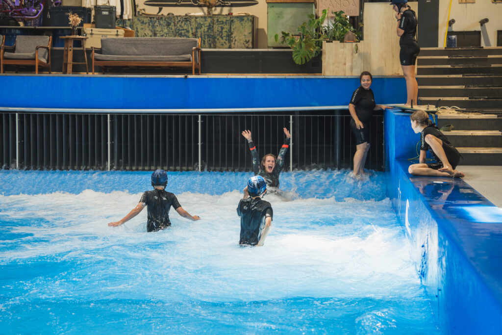 Kinder planschen im Wellenbecken beim Surfcamp