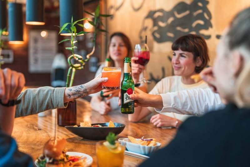 Anstoßen im Restaurant — Feiern im Wellenwerk