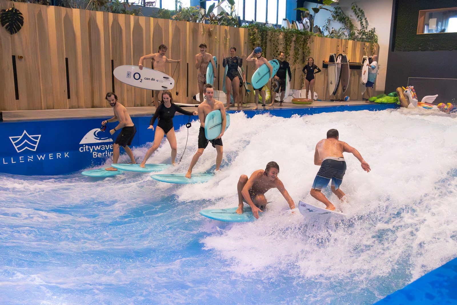 Partywave: mehrere Teilnehmer:innen gemeinsam auf der Welle beim Berlin Surf Open 2025