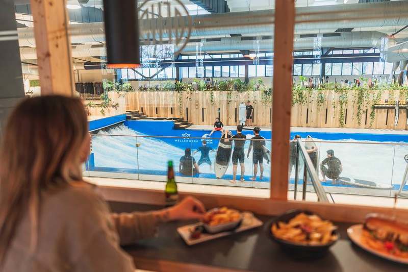 Blick aus dem Restaurant auf die laufende Welle
