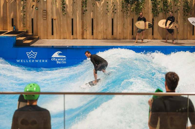 Die laufende citywave-Welle im Wellenwerk Berlin, Wasserfläche und Strömung erkennbar