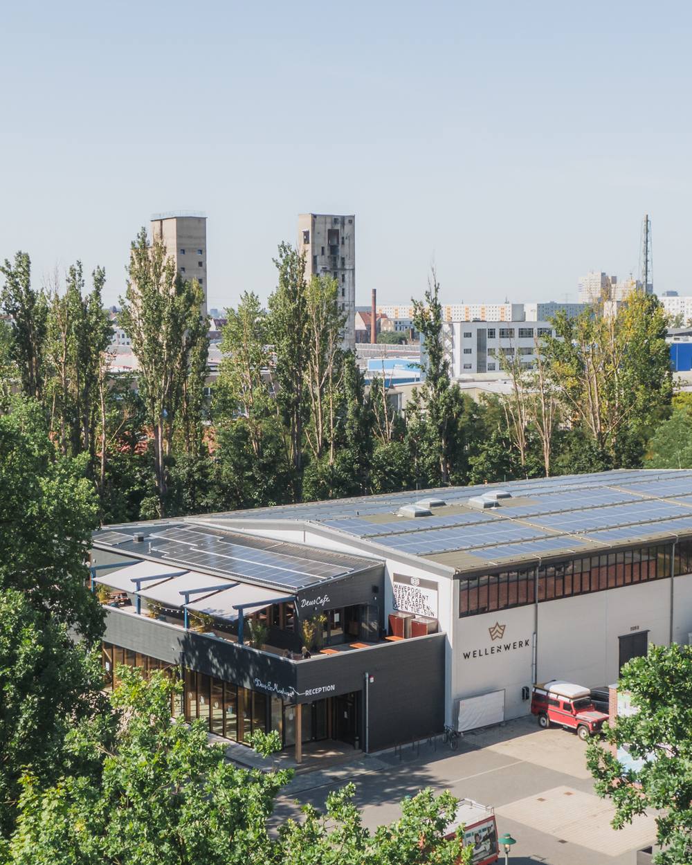 Die sanierte Wasserwerkshalle des Wellenwerk Berlin von außen