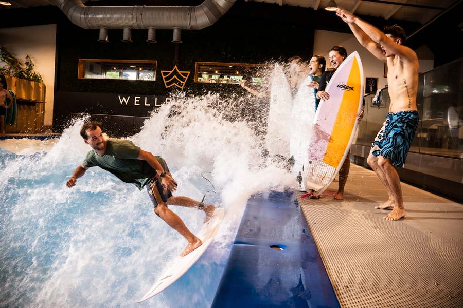 Fortgeschrittene Surferin fährt einen Turn auf der stehenden Welle im Wellenwerk Berlin