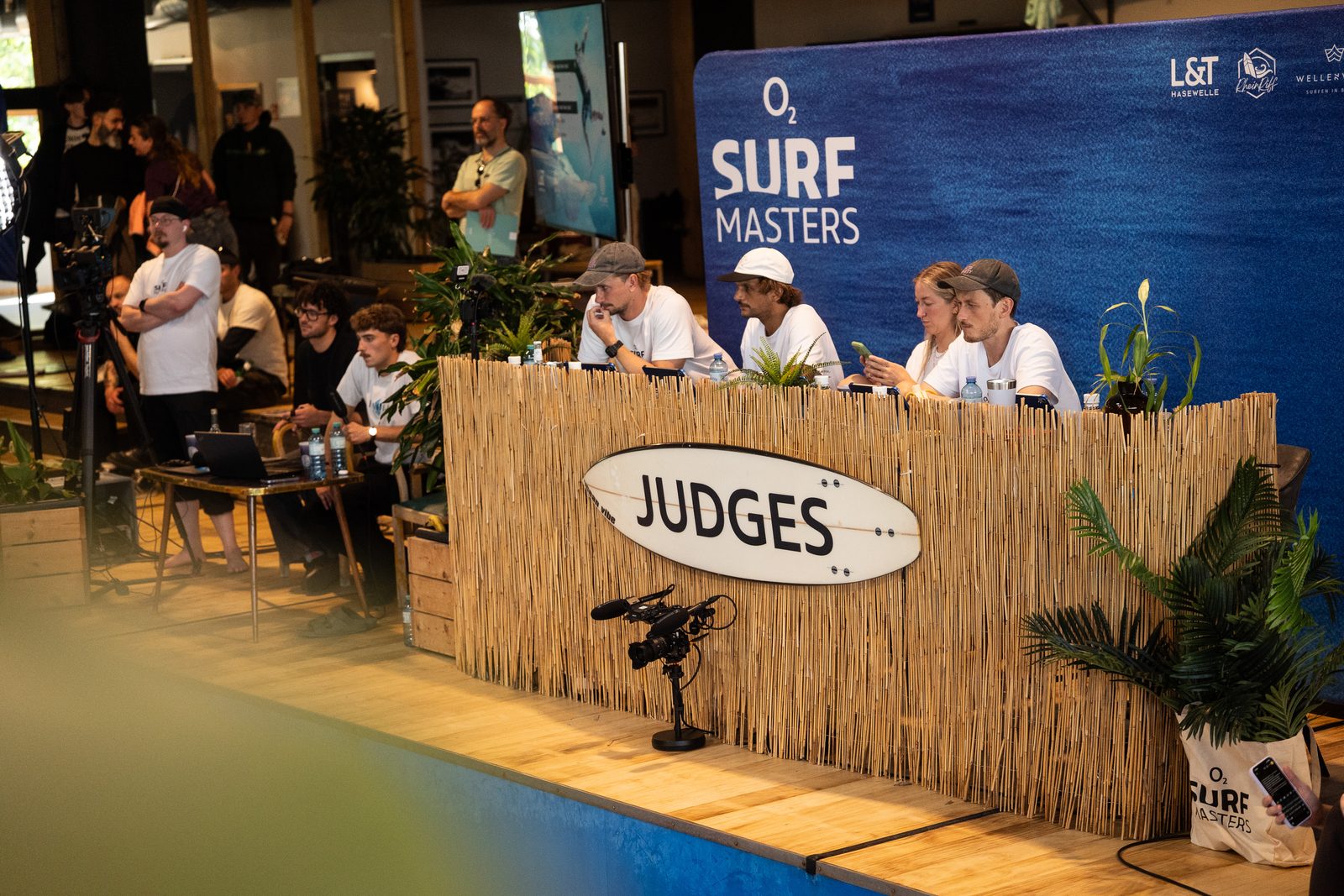 Judges-Tisch direkt an der Welle beim Berlin-Stopp der o2 SURF MASTERS 2026