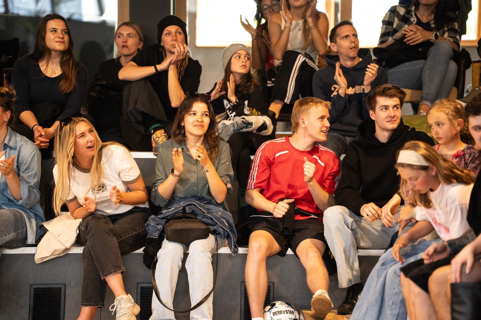 Jubelndes Publikum auf der Tribüne beim Berlin-Stopp der o2 SURF MASTERS 2026
