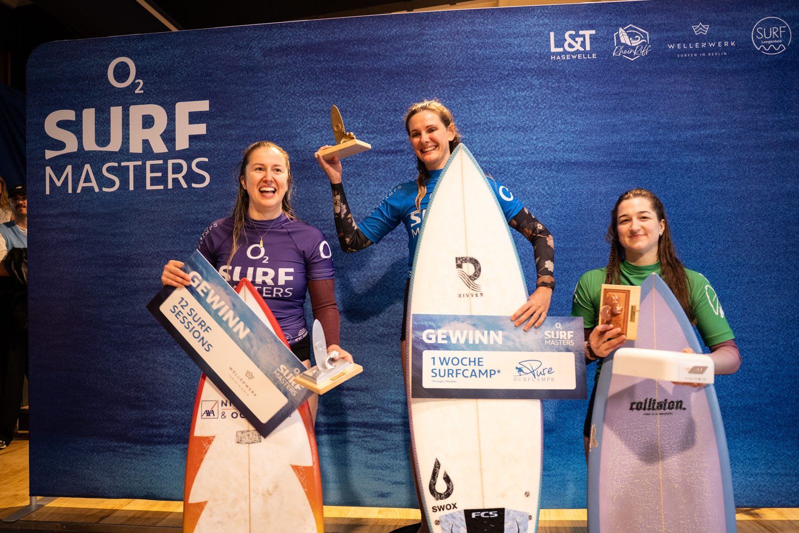 Siegerehrung der Frauen beim Berlin-Stopp der o2 SURF MASTERS 2026 im Wellenwerk