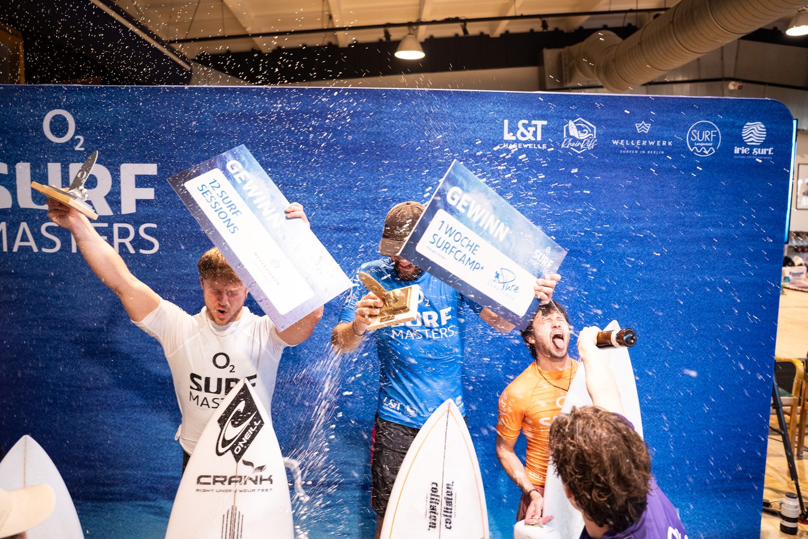 Siegertreppe der Männer mit Champagner-Dusche beim Berlin-Stopp der o2 SURF MASTERS 2026