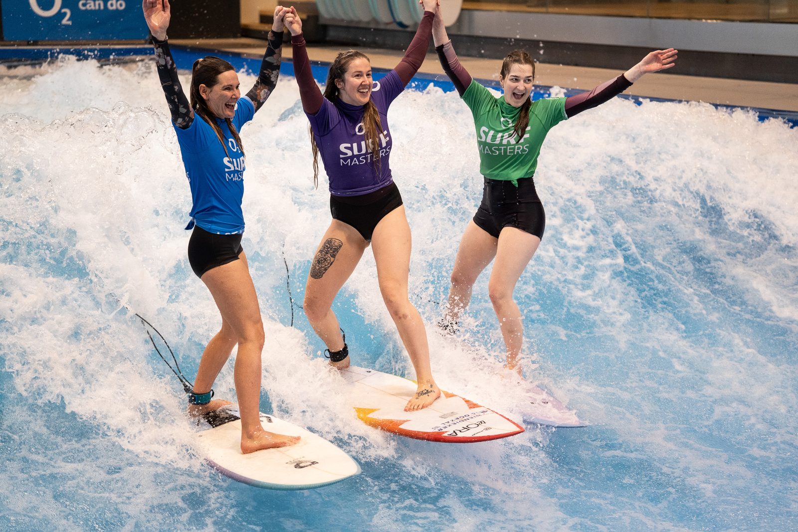 Drei Surferinnen gemeinsam auf der citywave bei den o2 SURF MASTERS 2026