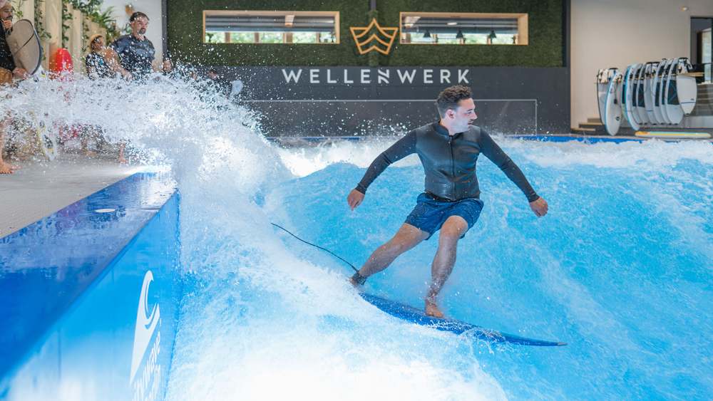 Surfer:in mit sichtbarem Trainingsfortschritt über mehrere Sessions im Wellenwerk Berlin