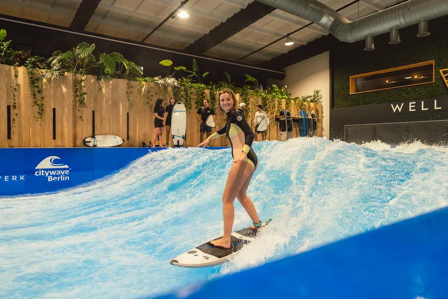 Surferin bei der Firmenfeier im Wellenwerk Berlin