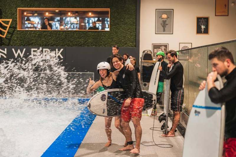Zwei Surfer:innen strahlen nach der Session