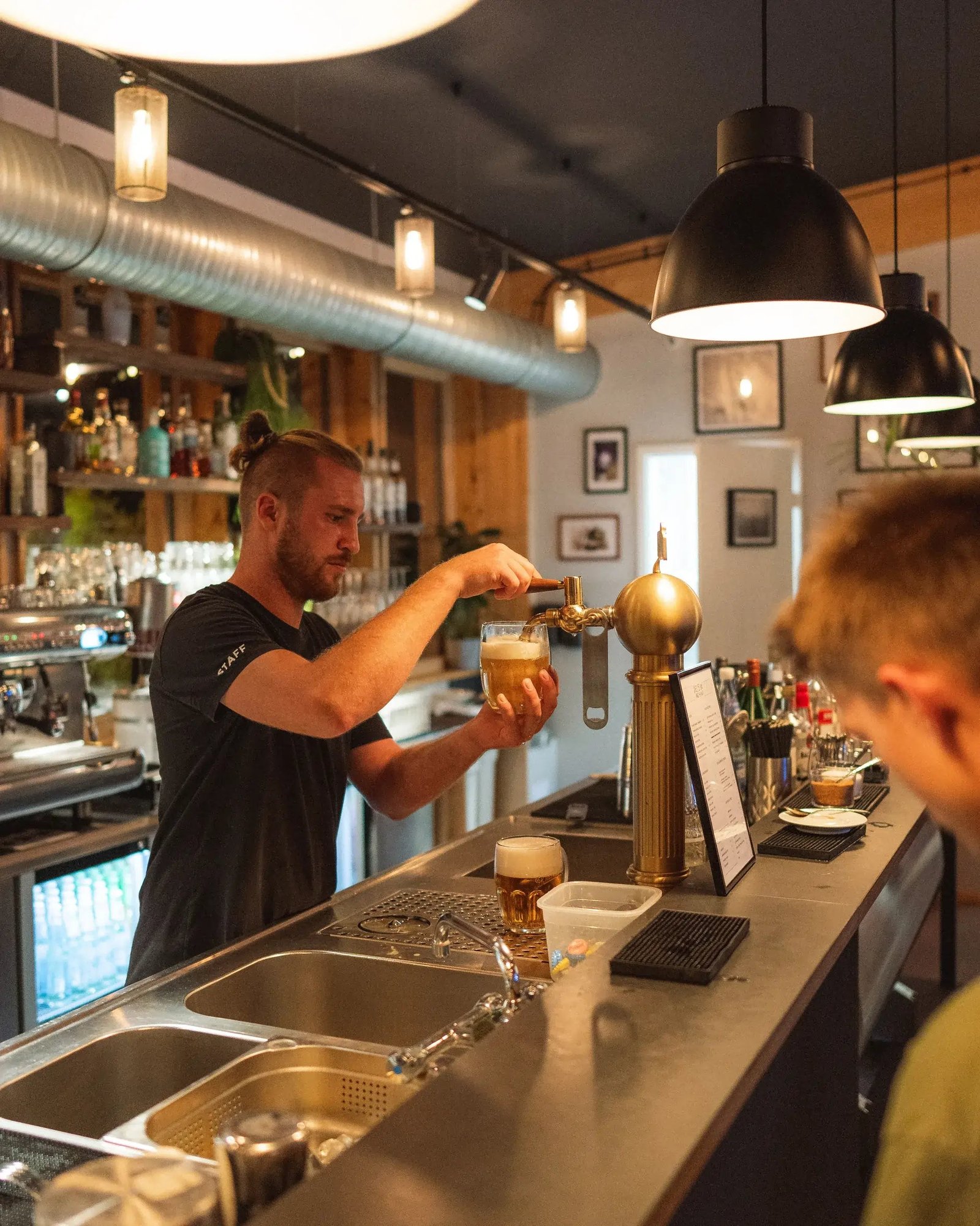 Bartender mixing cocktails at a workshop at Wellenwerk
